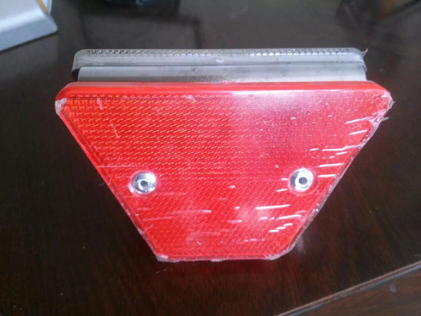 出口用紅色輪廓標